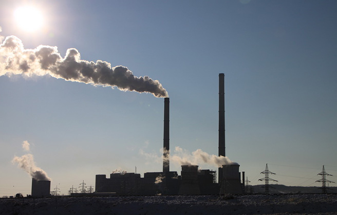 A power plan emitting smoke pollution into the sky.